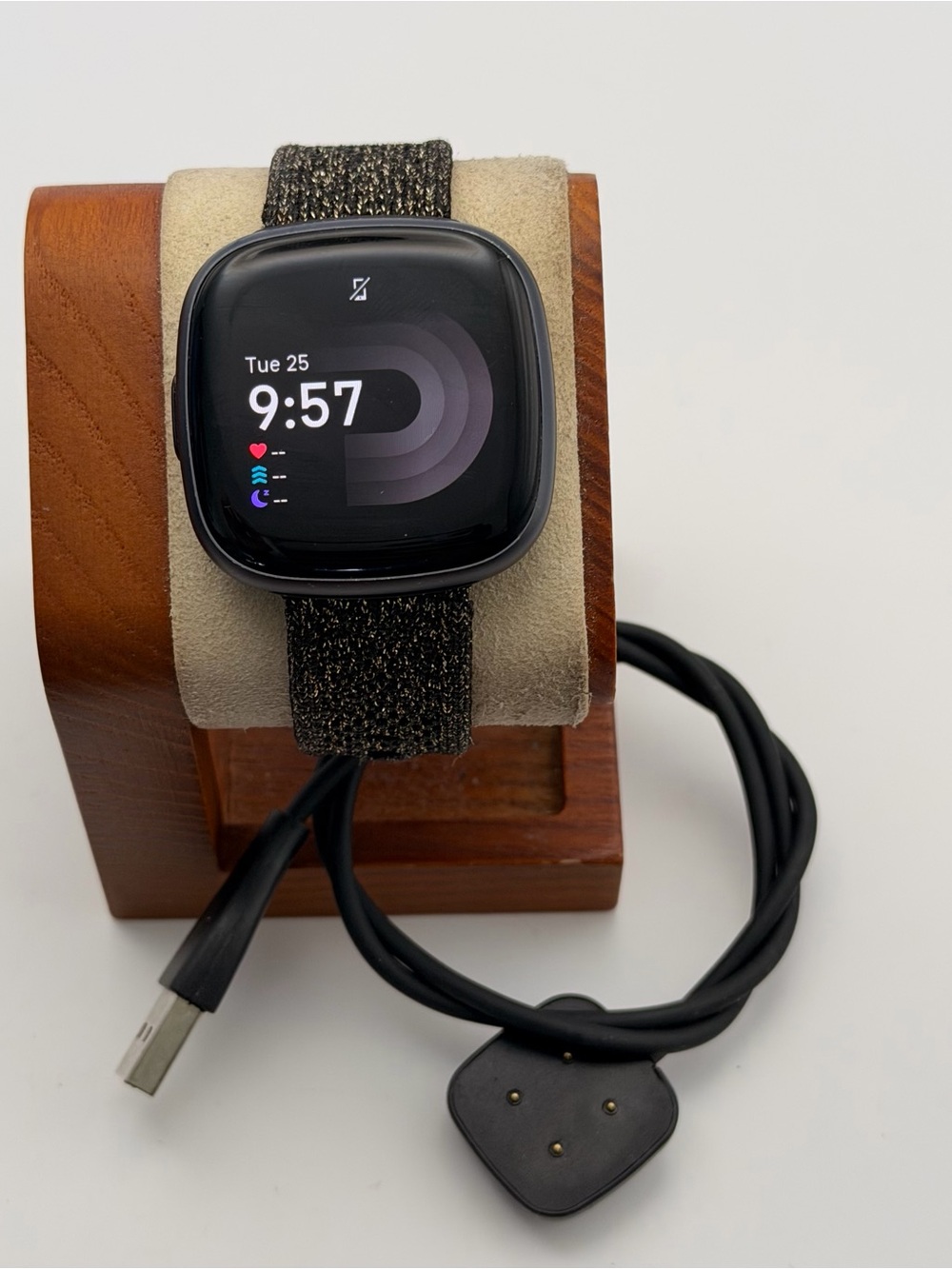 Fitbit Versa 4, Charger Included, Tested, Black & Gold Sparkle Band, very Good